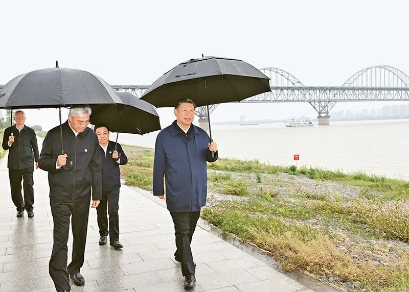 習(xí)近平在長江國家文化公園九江城區(qū)段考察.jpg